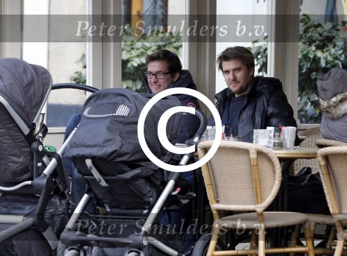 Amsterdam 28 maart 2013
Kai lerby en Jacob Krabbe op terras met hun kinderwagens.
Peter Smulders bv