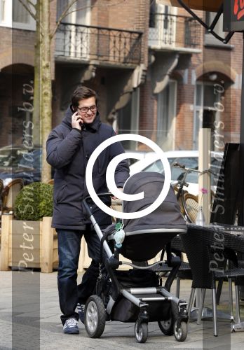 Amsterdam 28 maart 2013
Kai lerby en Jacob Krabbe op terras met hun kinderwagens.
Peter Smulders bv