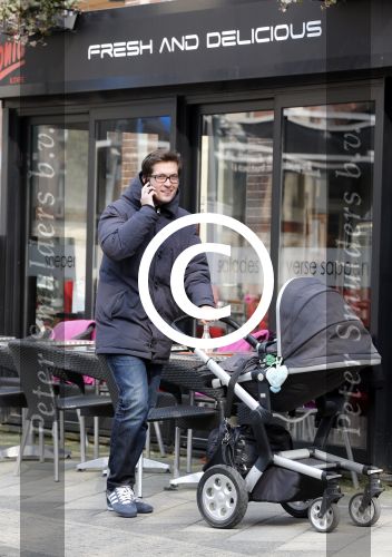 Amsterdam 28 maart 2013
Kai lerby en Jacob Krabbe op terras met hun kinderwagens.
Peter Smulders bv
