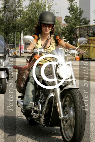Amsterdam 28 juli 2004
Katja Schuurman op haar Harley Davidson
Peter Smulders bv