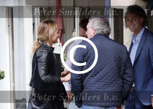 Amsterdam 17 april 2013
Lieke v Lexmond en Mark v Eeuwen groeten elkaar op terras bij Joffers. Mark zat er met een vriend en Lieke kwam daar met haar manager Frank Wisse.
Peter Smulders bv