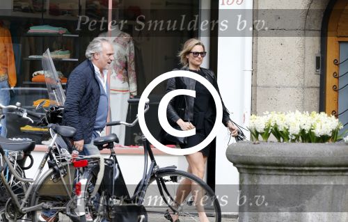 Amsterdam 17 april 2013
Lieke v Lexmond en Mark v Eeuwen groeten elkaar op terras bij Joffers. Mark zat er met een vriend en Lieke kwam daar met haar manager Frank Wisse.
Peter Smulders bv