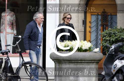 Amsterdam 17 april 2013
Lieke v Lexmond en Mark v Eeuwen groeten elkaar op terras bij Joffers. Mark zat er met een vriend en Lieke kwam daar met haar manager Frank Wisse.
Peter Smulders bv