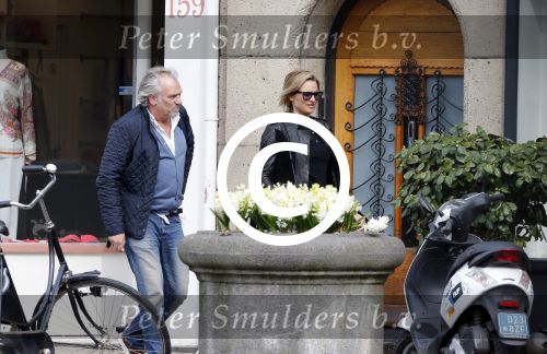 Amsterdam 17 april 2013
Lieke v Lexmond en Mark v Eeuwen groeten elkaar op terras bij Joffers. Mark zat er met een vriend en Lieke kwam daar met haar manager Frank Wisse.
Peter Smulders bv