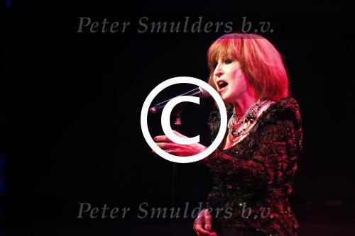 Amsterdam 2 april 2013
Liesbeth List krijgt uit handen van Mies Bouwman de radio Nostalgia ouvre award in het nieuwe de la mar theater.
Peter Smulders bv