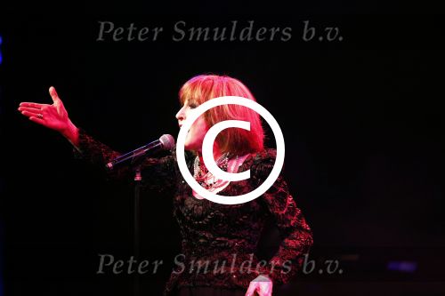 Amsterdam 2 april 2013
Liesbeth List krijgt uit handen van Mies Bouwman de radio Nostalgia ouvre award in het nieuwe de la mar theater.
Peter Smulders bv