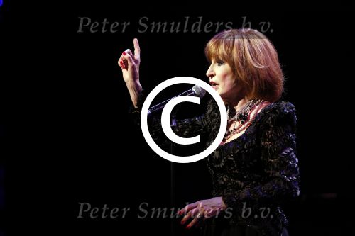 Amsterdam 2 april 2013
Liesbeth List krijgt uit handen van Mies Bouwman de radio Nostalgia ouvre award in het nieuwe de la mar theater.
Peter Smulders bv