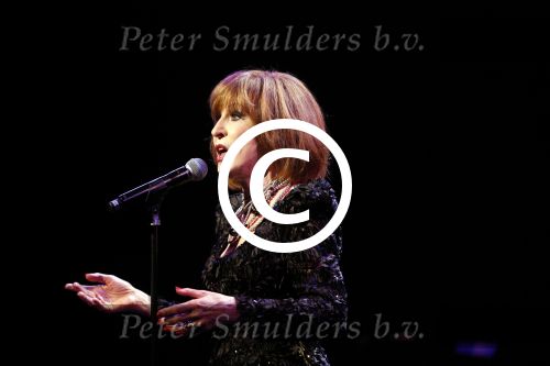 Amsterdam 2 april 2013
Liesbeth List krijgt uit handen van Mies Bouwman de radio Nostalgia ouvre award in het nieuwe de la mar theater.
Peter Smulders bv