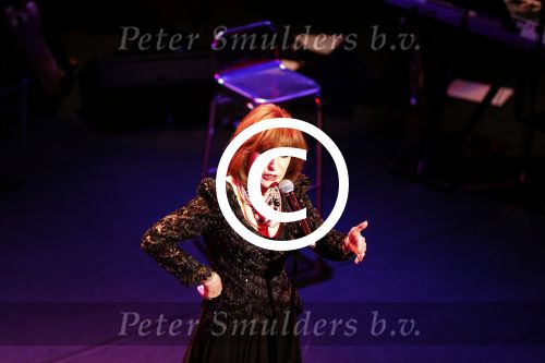 Amsterdam 2 april 2013
Liesbeth List krijgt uit handen van Mies Bouwman de radio Nostalgia ouvre award in het nieuwe de la mar theater.
Peter Smulders bv