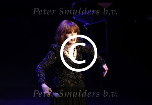 Amsterdam 2 april 2013
Liesbeth List krijgt uit handen van Mies Bouwman de radio Nostalgia ouvre award in het nieuwe de la mar theater.
Peter Smulders bv
