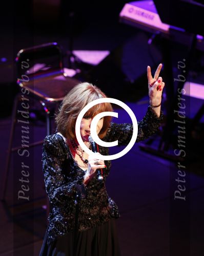 Amsterdam 2 april 2013
Liesbeth List krijgt uit handen van Mies Bouwman de radio Nostalgia ouvre award in het nieuwe de la mar theater.
Peter Smulders bv
