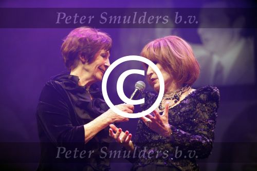 Amsterdam 2 april 2013
Liesbeth List krijgt uit handen van Mies Bouwman de radio Nostalgia ouvre award in het nieuwe de la mar theater.
Peter Smulders bv
