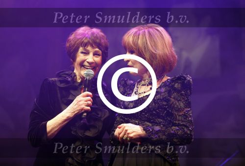 Amsterdam 2 april 2013
Liesbeth List krijgt uit handen van Mies Bouwman de radio Nostalgia ouvre award in het nieuwe de la mar theater.
Peter Smulders bv