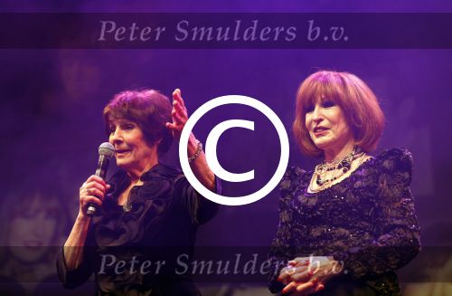 Amsterdam 2 april 2013
Liesbeth List krijgt uit handen van Mies Bouwman de radio Nostalgia ouvre award in het nieuwe de la mar theater.
Peter Smulders bv