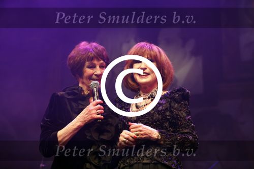 Amsterdam 2 april 2013
Liesbeth List krijgt uit handen van Mies Bouwman de radio Nostalgia ouvre award in het nieuwe de la mar theater.
Peter Smulders bv