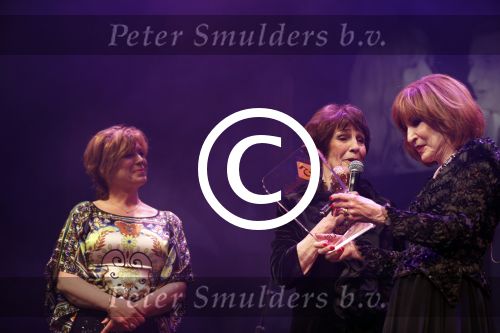 Amsterdam 2 april 2013
Liesbeth List krijgt uit handen van Mies Bouwman de radio Nostalgia ouvre award in het nieuwe de la mar theater. Myrna Goossen
Peter Smulders bv