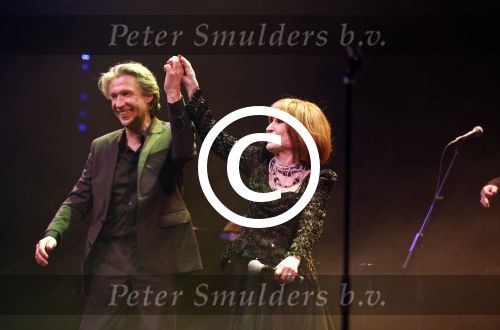 Amsterdam 2 april 2013
Liesbeth List krijgt uit handen van Mies Bouwman de radio Nostalgia ouvre award in het nieuwe de la mar theater. Frank Boeijen
Peter Smulders bv