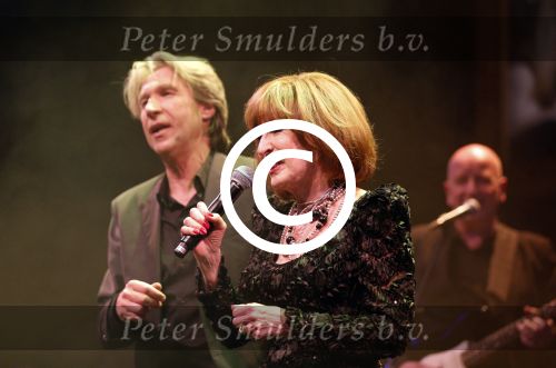 Amsterdam 2 april 2013
Liesbeth List krijgt uit handen van Mies Bouwman de radio Nostalgia ouvre award in het nieuwe de la mar theater. Frank Boeijen
Peter Smulders bv