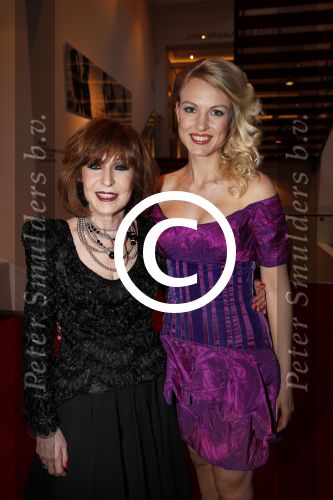 Amsterdam 2 april 2013
Liesbeth List krijgt uit handen van Mies Bouwman de radio Nostalgia ouvre award in het nieuwe de la mar theater. Liesbeth met dochter Elisah
Peter Smulders bv