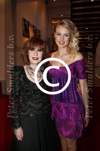 Amsterdam 2 april 2013
Liesbeth List krijgt uit handen van Mies Bouwman de radio Nostalgia ouvre award in het nieuwe de la mar theater. Liesbeth met dochter Elisah
Peter Smulders bv