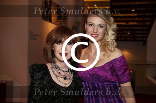 Amsterdam 2 april 2013
Liesbeth List krijgt uit handen van Mies Bouwman de radio Nostalgia ouvre award in het nieuwe de la mar theater. Liesbeth met dochter Elisah
Peter Smulders bv