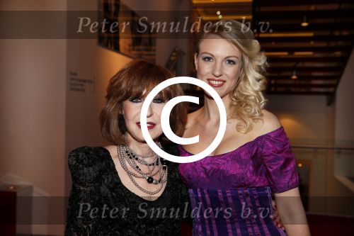 Amsterdam 2 april 2013
Liesbeth List krijgt uit handen van Mies Bouwman de radio Nostalgia ouvre award in het nieuwe de la mar theater. Liesbeth met dochter Elisah
Peter Smulders bv