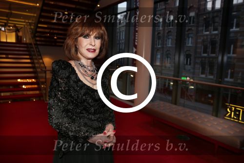 Amsterdam 2 april 2013
Liesbeth List krijgt uit handen van Mies Bouwman de radio Nostalgia ouvre award in het nieuwe de la mar theater.
Peter Smulders bv