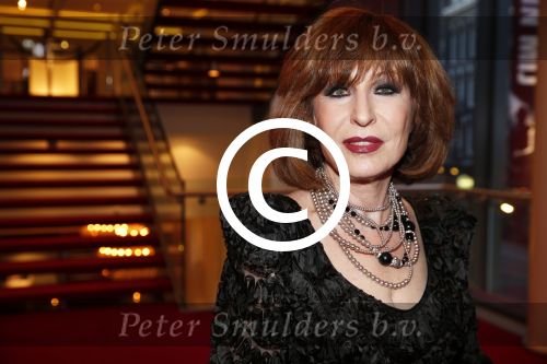 Amsterdam 2 april 2013
Liesbeth List krijgt uit handen van Mies Bouwman de radio Nostalgia ouvre award in het nieuwe de la mar theater.
Peter Smulders bv