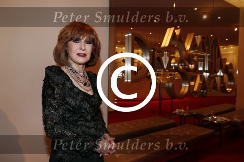 Amsterdam 2 april 2013
Liesbeth List krijgt uit handen van Mies Bouwman de radio Nostalgia ouvre award in het nieuwe de la mar theater.
Peter Smulders bv