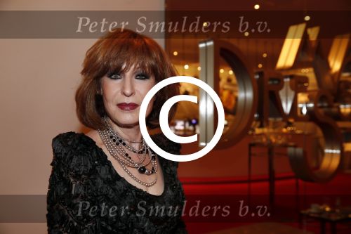 Amsterdam 2 april 2013
Liesbeth List krijgt uit handen van Mies Bouwman de radio Nostalgia ouvre award in het nieuwe de la mar theater.
Peter Smulders bv