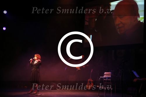Amsterdam 2 april 2013
Liesbeth List krijgt uit handen van Mies Bouwman de radio Nostalgia ouvre award in het nieuwe de la mar theater.
Peter Smulders bv