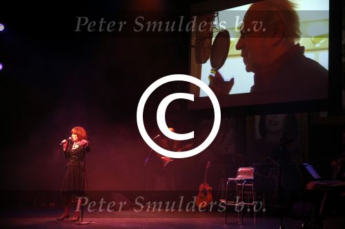 Amsterdam 2 april 2013
Liesbeth List krijgt uit handen van Mies Bouwman de radio Nostalgia ouvre award in het nieuwe de la mar theater.
Peter Smulders bv