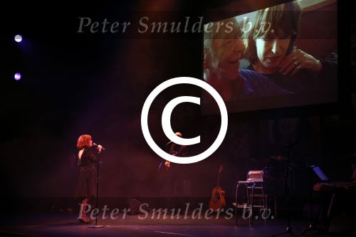 Amsterdam 2 april 2013
Liesbeth List krijgt uit handen van Mies Bouwman de radio Nostalgia ouvre award in het nieuwe de la mar theater.
Peter Smulders bv