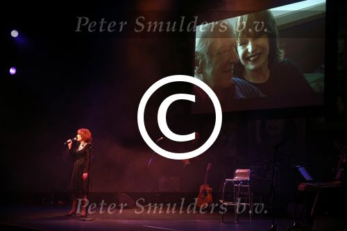 Amsterdam 2 april 2013
Liesbeth List krijgt uit handen van Mies Bouwman de radio Nostalgia ouvre award in het nieuwe de la mar theater.
Peter Smulders bv