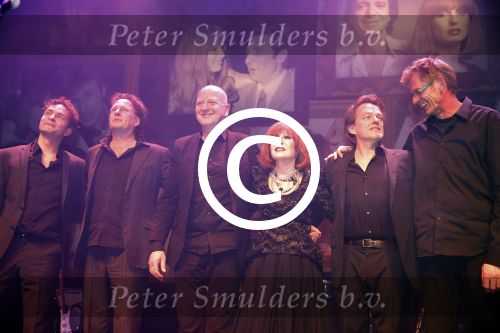 Amsterdam 2 april 2013
Liesbeth List krijgt uit handen van Mies Bouwman de radio Nostalgia ouvre award in het nieuwe de la mar theater.
Peter Smulders bv