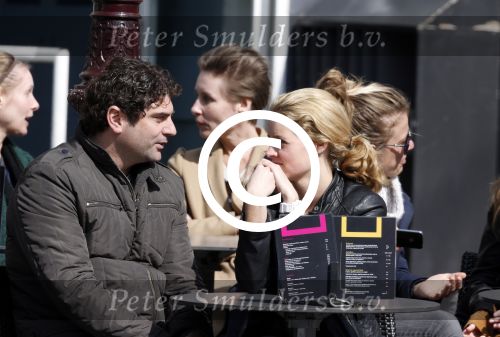 Amsterdam 7 april 2013
Liza Sips op een terras met haar nieuwe vriend Ralph Manheim.
Peter Smulders bv
