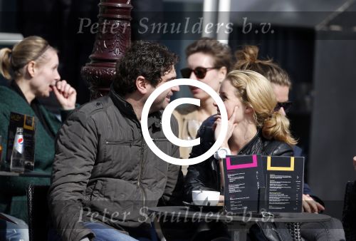 Amsterdam 7 april 2013
Liza Sips op een terras met haar nieuwe vriend Ralph Manheim.
Peter Smulders bv