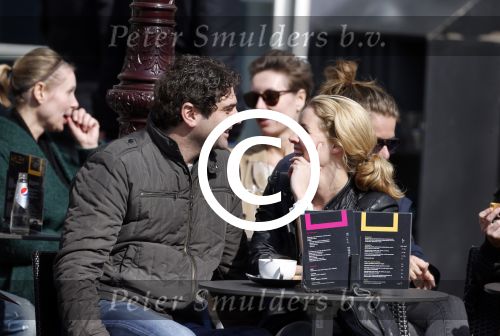 Amsterdam 7 april 2013
Liza Sips op een terras met haar nieuwe vriend Ralph Manheim.
Peter Smulders bv
