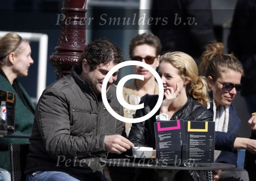 Amsterdam 7 april 2013
Liza Sips op een terras met haar nieuwe vriend Ralph Manheim.
Peter Smulders bv
