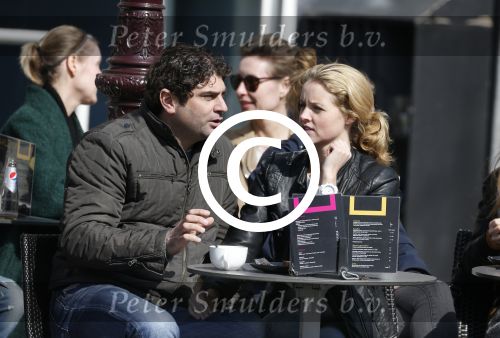 Amsterdam 7 april 2013
Liza Sips op een terras met haar nieuwe vriend Ralph Manheim.
Peter Smulders bv
