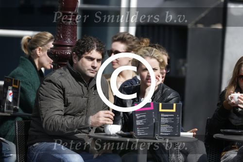 Amsterdam 7 april 2013
Liza Sips op een terras met haar nieuwe vriend Ralph Manheim.
Peter Smulders bv