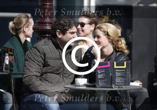 Amsterdam 7 april 2013
Liza Sips op een terras met haar nieuwe vriend Ralph Manheim.
Peter Smulders bv