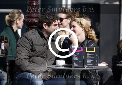 Amsterdam 7 april 2013
Liza Sips op een terras met haar nieuwe vriend Ralph Manheim.
Peter Smulders bv