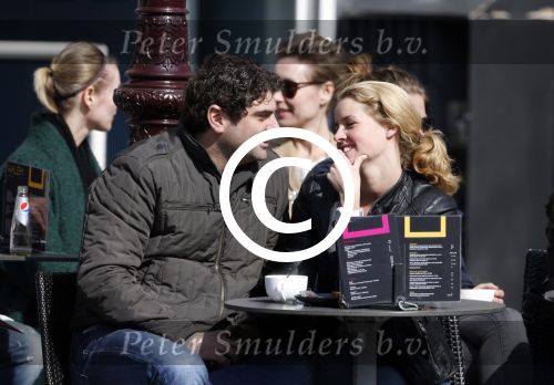 Amsterdam 7 april 2013
Liza Sips op een terras met haar nieuwe vriend Ralph Manheim.
Peter Smulders bv