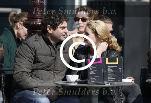Amsterdam 7 april 2013
Liza Sips op een terras met haar nieuwe vriend Ralph Manheim.
Peter Smulders bv