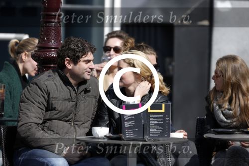 Amsterdam 7 april 2013
Liza Sips op een terras met haar nieuwe vriend Ralph Manheim.
Peter Smulders bv