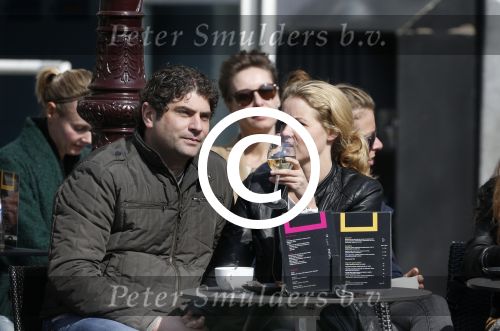 Amsterdam 7 april 2013
Liza Sips op een terras met haar nieuwe vriend Ralph Manheim.
Peter Smulders bv