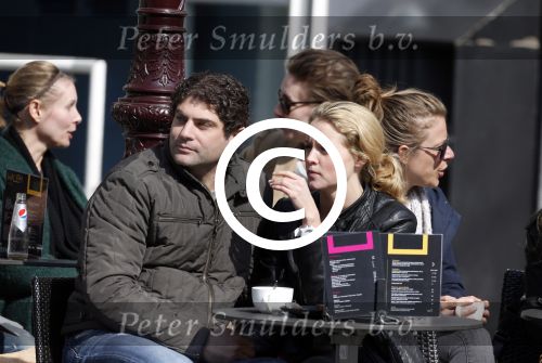 Amsterdam 7 april 2013
Liza Sips op een terras met haar nieuwe vriend Ralph Manheim.
Peter Smulders bv