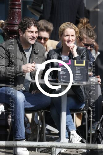Amsterdam 7 april 2013
Liza Sips op een terras met haar nieuwe vriend Ralph Manheim.
Peter Smulders bv