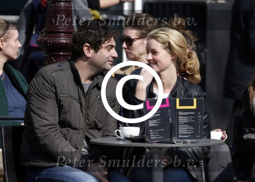Amsterdam 7 april 2013
Liza Sips op een terras met haar nieuwe vriend Ralph Manheim.
Peter Smulders bv